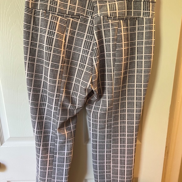 Adrianna Papell. Black and white checked capri pants, size 8. - Picture 4 of 6